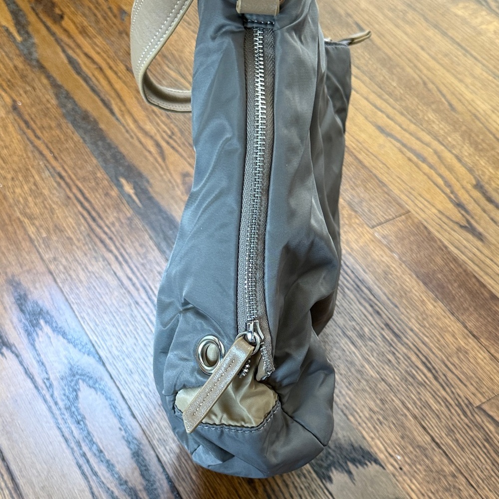 Sondra Roberts Women’s Gray Beige Shoulder Bag With Unique Side Panels - Picture 7 of 11